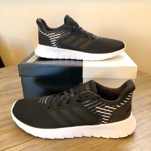 NEW - Adidas women’s Asweerun shoes. Black/white